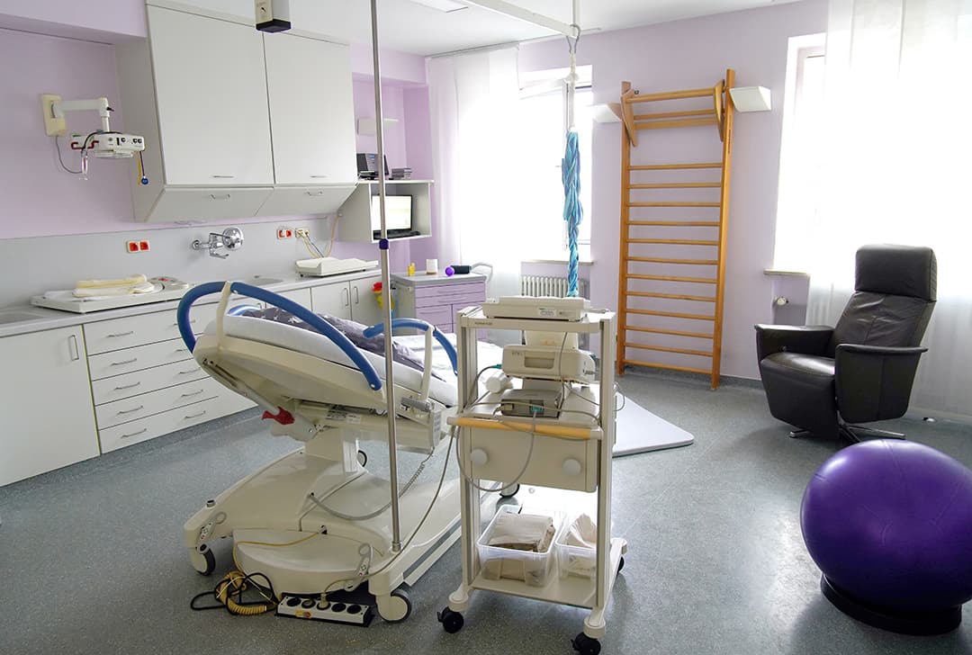 Kreißsaal in Flieder mit Sprossenwand